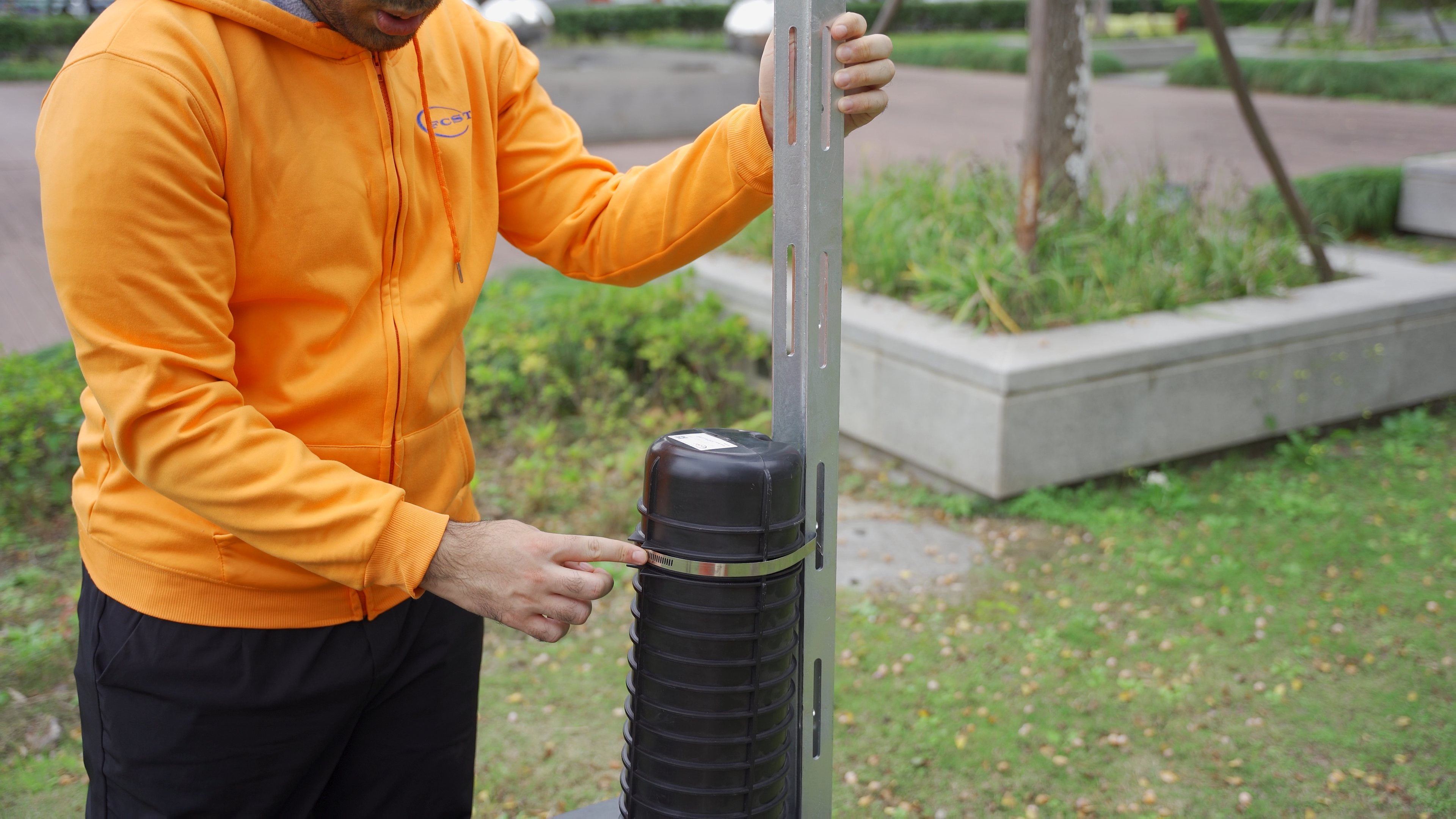How to install a dome type fiber splice closure in manhole