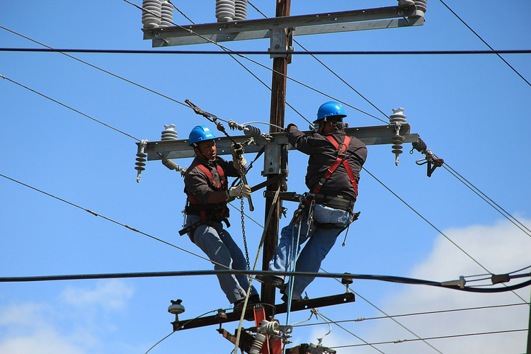 Safety issues that should be paid attention to in the FTTH aerial cable installation solution